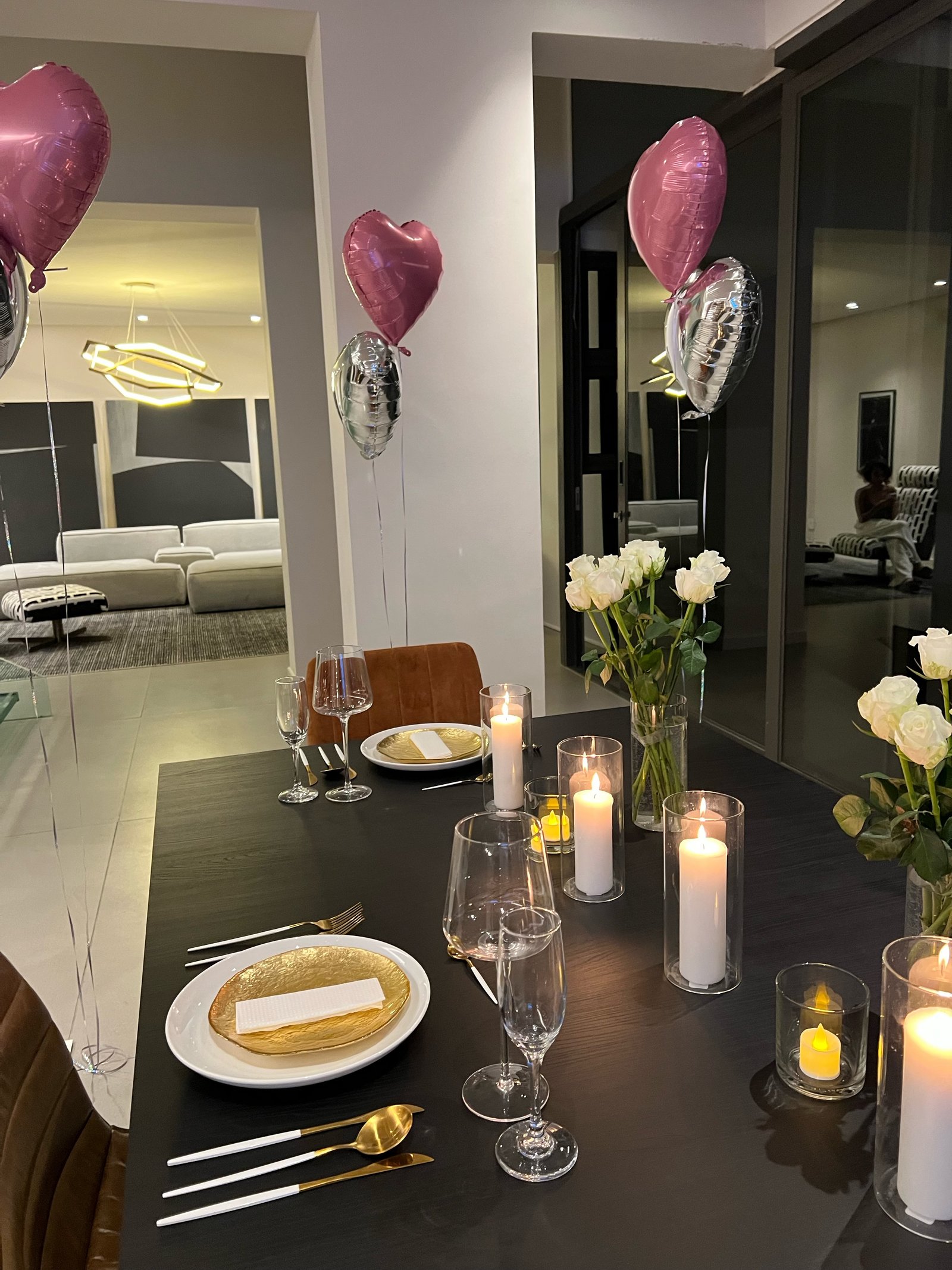 Candlelit table with white florals and glassware